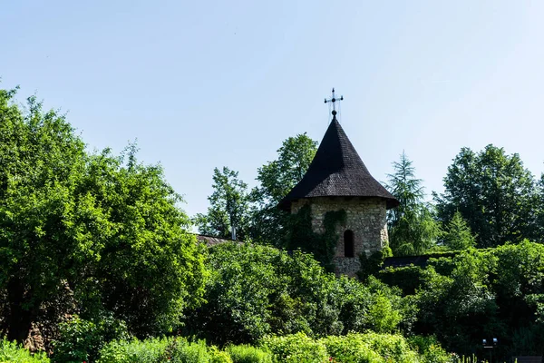 モルドバ修道院庭園 旧修道院の集落の1つで ルーマニアのサセヴァ郡のVatra Moldoviteiコミューンに位置しています — ストック写真