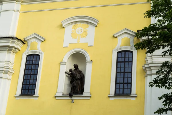 BAIA MARE, ROMANIA - 17 Haziran 2019: Kutsal Üçlemeci Kilisesi, Baia Mare belediyesinde bulunan tarihi ve mimari bir anıttır. Binanın Cluj 'daki Cizvitler Kilisesi ve Blaj' daki Katedral ile mimari benzerlikleri var..