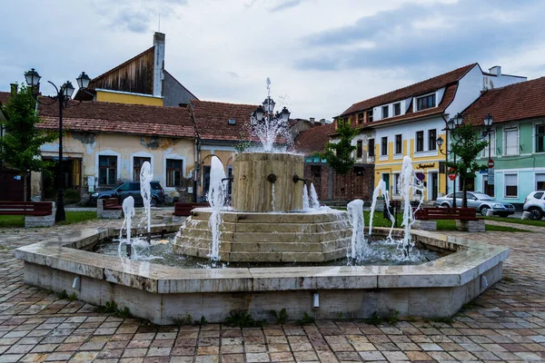 Bistrita Romania Haziran 2019 Eski Binalar Şehrin Küçük Pazarında Yer — Stok fotoğraf