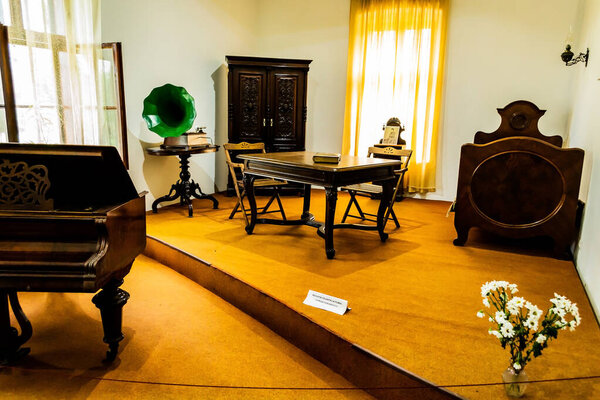 STUPCA, SUCEAVA, ROMANIA - 19 июня 2019 года: Интерьер мемориального дома Чиприана Порумбеску.