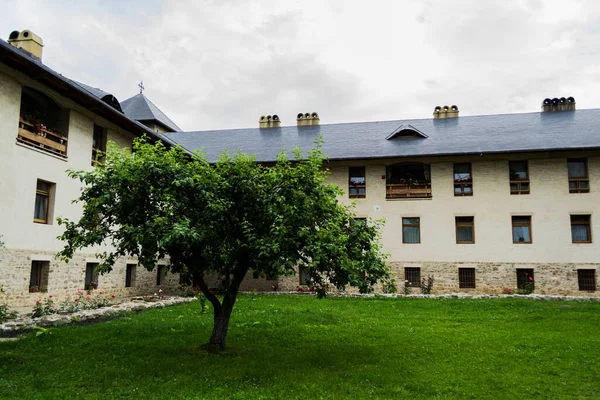 Domstolen Det Befästa Klostret Dragomirna Rumänien — Stockfoto