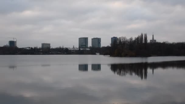 Bukarest Rumunia Styczeń 2022 Jezioro Herastrau Centrum Biznesowym Sky Tower — Wideo stockowe