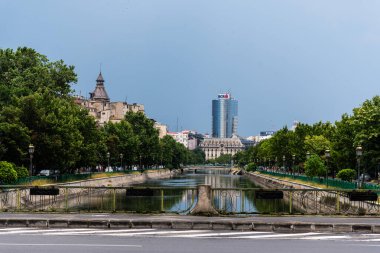 BUCHAREST, ROMANIA - 11 Temmuz 2021: Hasdeu köprüsü ile Izvor köprüsü arasındaki Dambovita nehri.