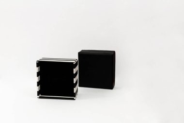 Boş mücevher kutusu siyah beyaz, beyaza izole edilmiş..