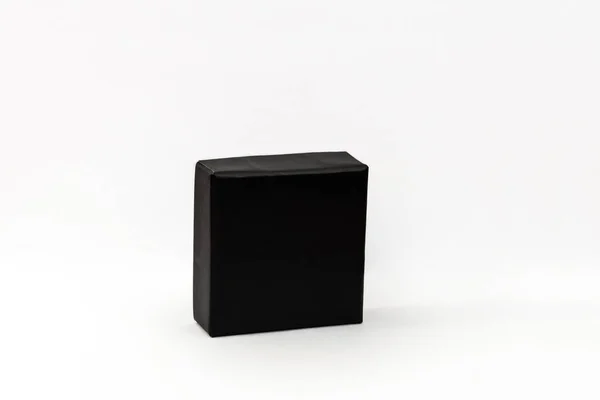 盒子的黑色盖子 用白色隔开 — 图库照片