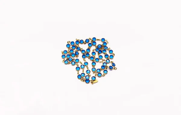 Zlatý Řetízek Modrými Kameny Perle Izolované Bílém — Stock fotografie