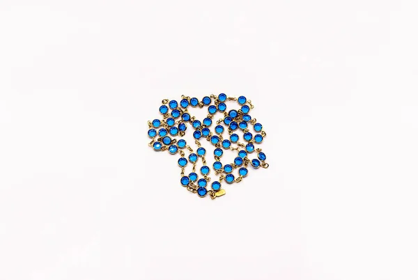 Arany Lánc Kék Kövekkel Fehér Alapon Izolált Gyöngyök — Stock Fotó