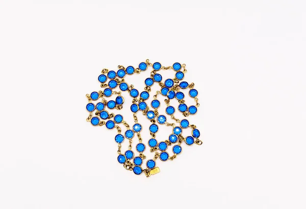 Zlatý Řetízek Modrými Kameny Perle Izolované Bílém — Stock fotografie