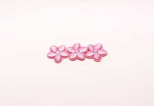 Ροζ Floral Υφασμάτινα Μπαλώματα Για Την Προσαρμογή Των Ρούχων Απομονωμένα — Φωτογραφία Αρχείου
