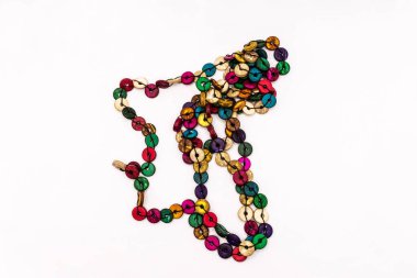 Beyazda izole edilmiş renkli düğmeler dizisi.