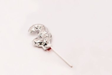 Beyaz üzerinde 3 numaralı gümüş balon..