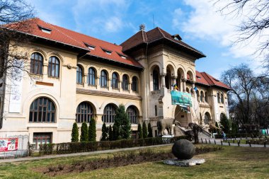 BUCHAREST, ROMANIA - 28 Mart 2022: Ulusal Jeoloji Müzesi, Zafer Meydanı ve Kiseleff Park yakınlarında yer almaktadır.