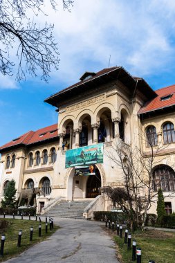 BUCHAREST, ROMANIA - 28 Mart 2022: Ulusal Jeoloji Müzesi, Zafer Meydanı ve Kiseleff Park yakınlarında yer almaktadır.