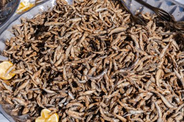 Kızarmış ançüez ve limonlu büyük tabak..