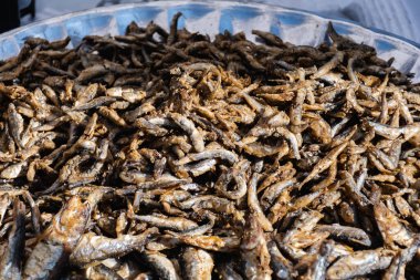 Kızarmış ançüez ve limonlu büyük tabak..