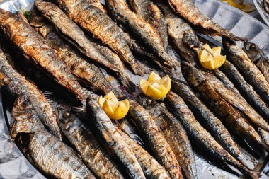 Limonlu bir tabakta kızartılmış balık. Kızarmış ringa balığı..