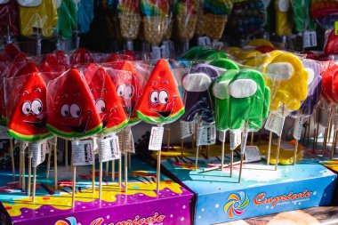 BUCHAREST, ROMANIA - Nisan 03, 2022: pek çok tatlı renkli lolipop.