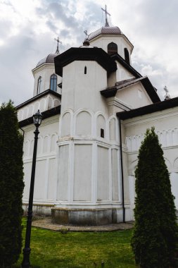 POTLOGI, ROMANIA - 17 Nisan 2022: Saint Dumitru 'ya adanmış kilise. Potlogi 'den Brancovenesc Sarayı' nın topluluğu..