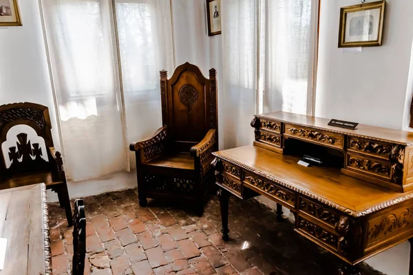 GOLESTI, ROMANIA - 18 Nisan 2022 Golesti Müzesi. Bağcılık ve Şiir Müzesi.