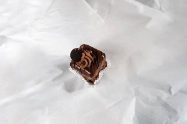 Beyaz kağıtta izole edilmiş Amandine keki.