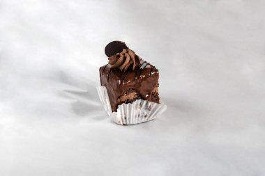 Beyaz kağıtta izole edilmiş Amandine keki.