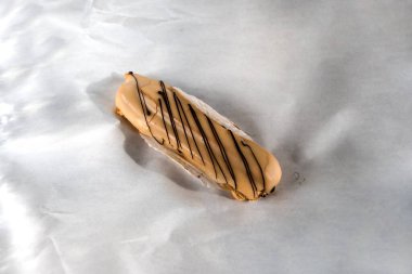 Beyaz kağıda sarılmış kremalı ekler..