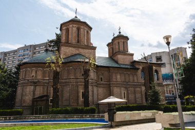 PITESTI, ROMANIA - 22 Nisan 2022: Pitesti 'nin merkezindeki Central Park yakınlarındaki Saint George Kilisesi.