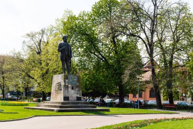 PITESTI, ROMANIA - 22 Nisan 2022: 1907 parkından eski başbakan IC Bratianu 'nun heykeli.