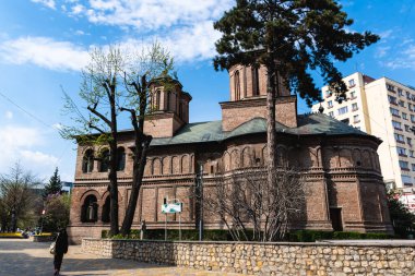 PITESTI, ROMANIA - 22 Nisan 2022: Pitesti 'nin merkezindeki Central Park yakınlarındaki Saint George Kilisesi.
