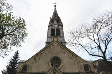 PITESTI, ROMANIA - 22 Nisan 2022: Kutsal Havariler Roma Katolik Kilisesi Peter ve Paul Victoriei Caddesi 'nde.