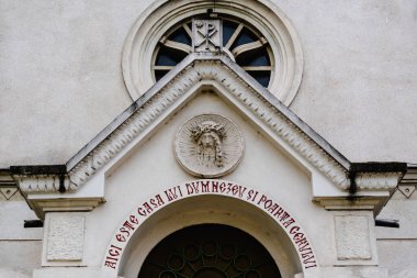 PITESTI, ROMANIA - 22 Nisan 2022: Kutsal Havariler Roma Katolik Kilisesi Peter ve Paul Victoriei Caddesi 'nde.