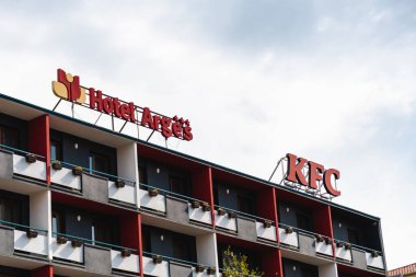 PITESTI, ROMANIA - 22 Nisan 2022: KFC fast food şirketinin logosu ve Arges Otel logosu.