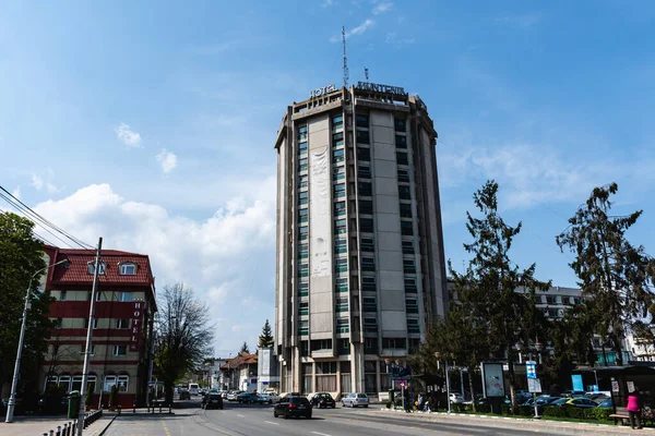 PITESTI, ROMANIA - 22 Nisan 2022: Muntenia Hotel, Cumhuriyetçi Bulvarı ile Muntenia Meydanı arasındaki kavşakta yer alan üç yıldızlı bir otel..
