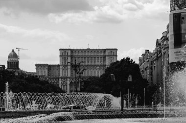 BUCHAREST, ROMANIA - 18 Mayıs 2022: Artezyen fıskiyeli Union Meydanı, Halkın Evi ve Halk Kurtuluş Katedrali.