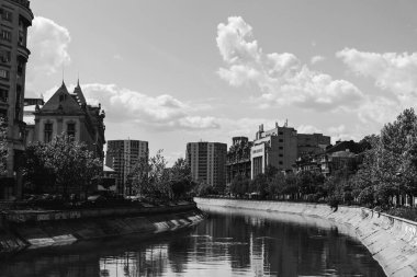 BUCHAREST, ROMANIA - 18 Mayıs 2022: Dambovita nehri ve önemli mimari yapılara sahip Splaiul Independentei Bulvarı manzarası.