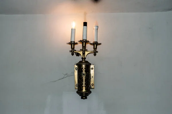 Винтажная Лампа Одной Лампочки Изолированной Стене — стоковое фото