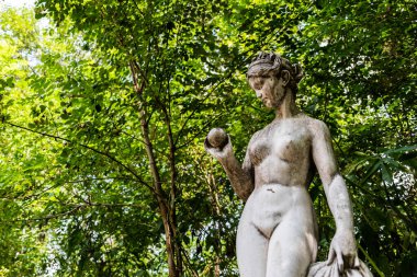 GEOAGIU BAI, ROMANIA - 24 AĞUSTOS 2022: Yasadışı mağaraya giden mimari ayrıntılar, tatil beldesinin turistik ilgi odağı.