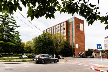 HUNEDOARA, ROMANIA - 21 Ağustos 2022: Iancu de Hunedoara caddesi ve Libertatii bulvarının kesiştiği noktada Araştırma ve Tasarım Merkezi.