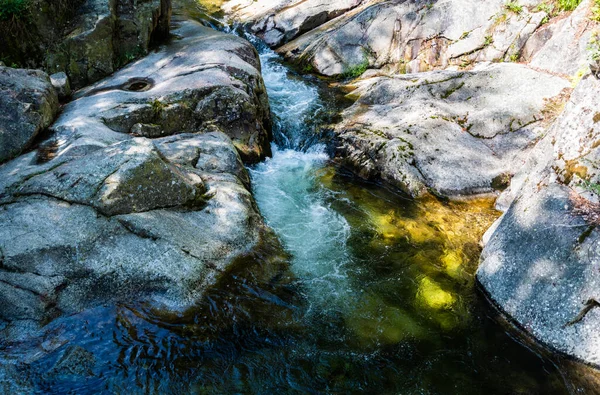 ルーマニア フネドアラ郡レテザト山のロライア滝 — ストック写真