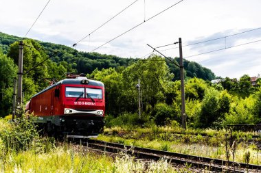 BANITA, ROMANIA - 05 Eylül 2022: Kargo trenleri Banita vadileri, Hunedoara, Romanya Demiryolları yakınlarına gidiyor.