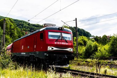 BANITA, ROMANIA - 05 Eylül 2022: Kargo trenleri Banita vadileri, Hunedoara, Romanya Demiryolları yakınlarına gidiyor.