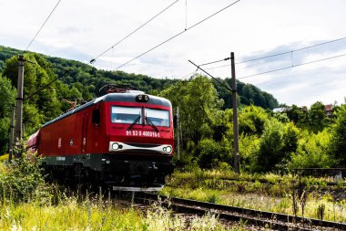 BANITA, ROMANIA - 05 Eylül 2022: Kargo trenleri Banita vadileri, Hunedoara, Romanya Demiryolları yakınlarına gidiyor.