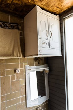 POIENARI, GORJ, ROMANIA - benzersiz Romanya evini devirdiler.