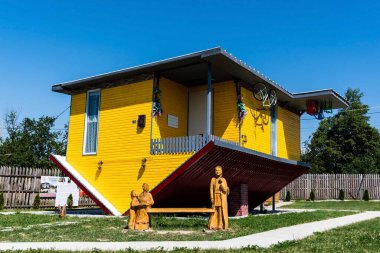 POIENARI, GORJ, ROMANIA - benzersiz Romanya evini devirdiler. 