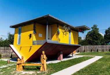 POIENARI, GORJ, ROMANIA - benzersiz Romanya evini devirdiler.