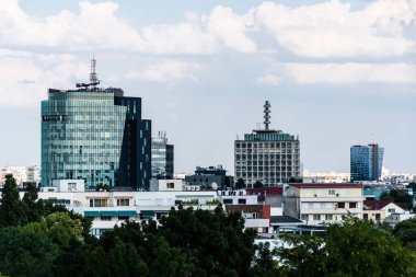 BUCHAREST, ROMANIA - 19 AĞUSTOS 2022: Havacılık alanı ve Charles de Gaulle Plaza binası ile Bükreş 'in panoramik manzarası, Romanya Televizyonu ve Turuncu Bina ile Zafer Meydanı.