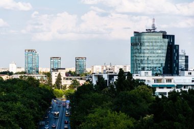 BUCHAREST, ROMANIA - 19 AĞUSTOS 2022: Bükreş manzarası Charles de Gaulle Plaza binası ve Romanya Televizyonu, Floreasca bölgesi Tek Birleşik binalar ve Orange binalı Zafer meydanı.