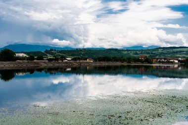 Jiu nehri ve Barajului barajı (strada Barajului) ile manzara, Targu Jiu, Romanya.