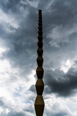 TARGU JIU, ROMANIA - 12 SEPTEMBER 2022: Birinci Dünya Savaşı 'nda Jiu Nehri' nin kıyısındaki çatışmalarda ölen Romen askerlerine adanmış Sonsuz Sütun.