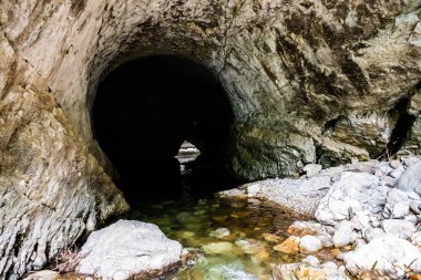 Romanya 'nın Gorj ilçesindeki Valcan dağlarında Sohodol Boğazı (Cheile Sohodolului).